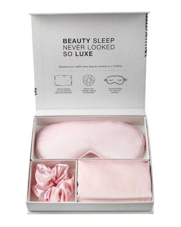 Beauty Sleep Kit rosa: caja de regalo abierta con antifaz, funda de almohada y scrunchie de satén