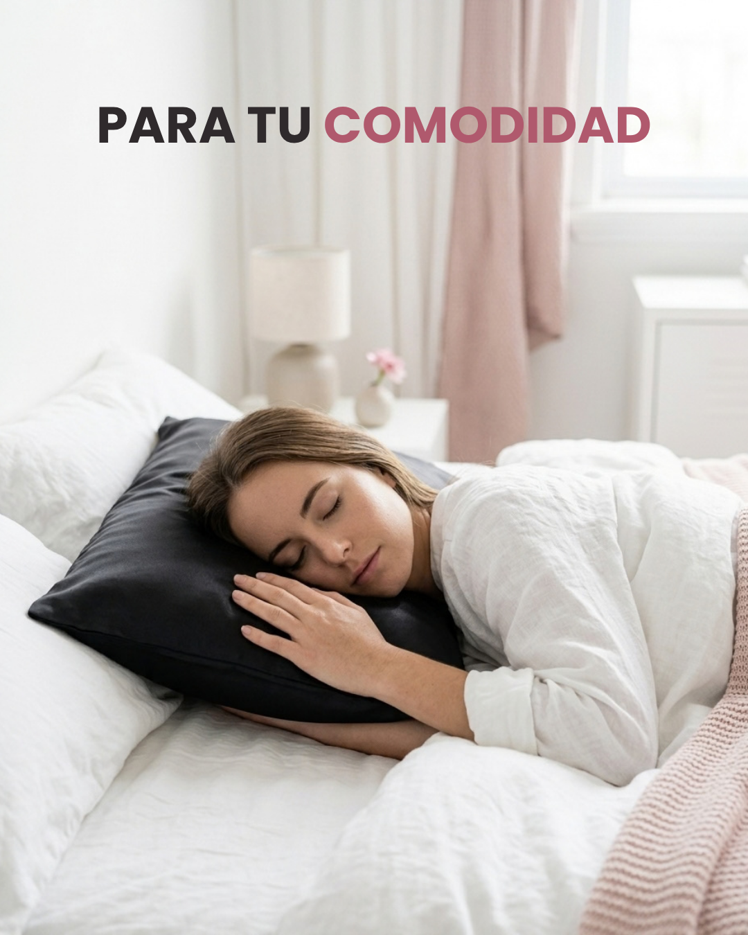 Mujer durmiendo de lado en una cama blanca con la cabeza apoyada en una funda de almohada de satén negra