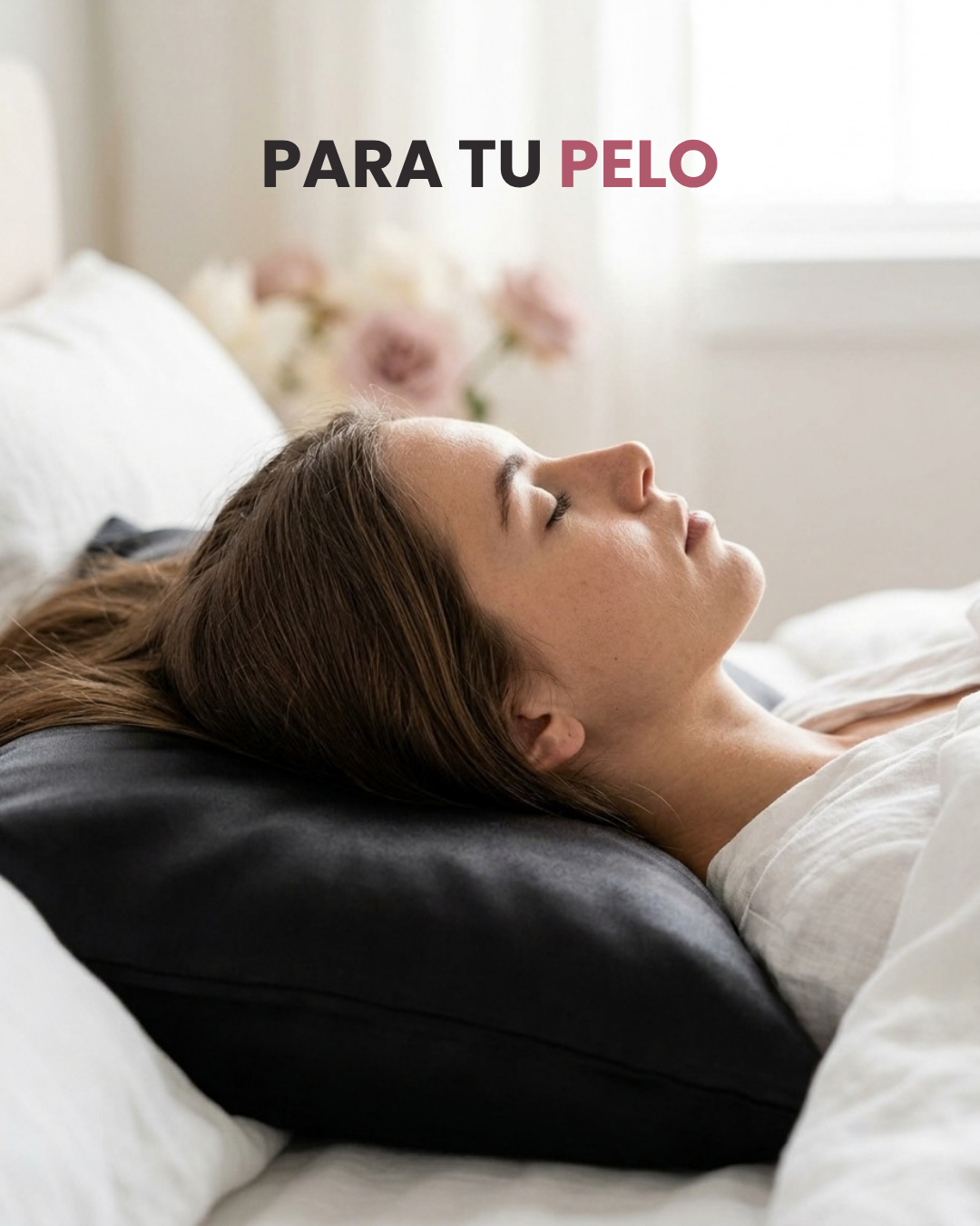 Mujer tumbada boca arriba con el pelo largo extendido sobre una funda de almohada de satén negra