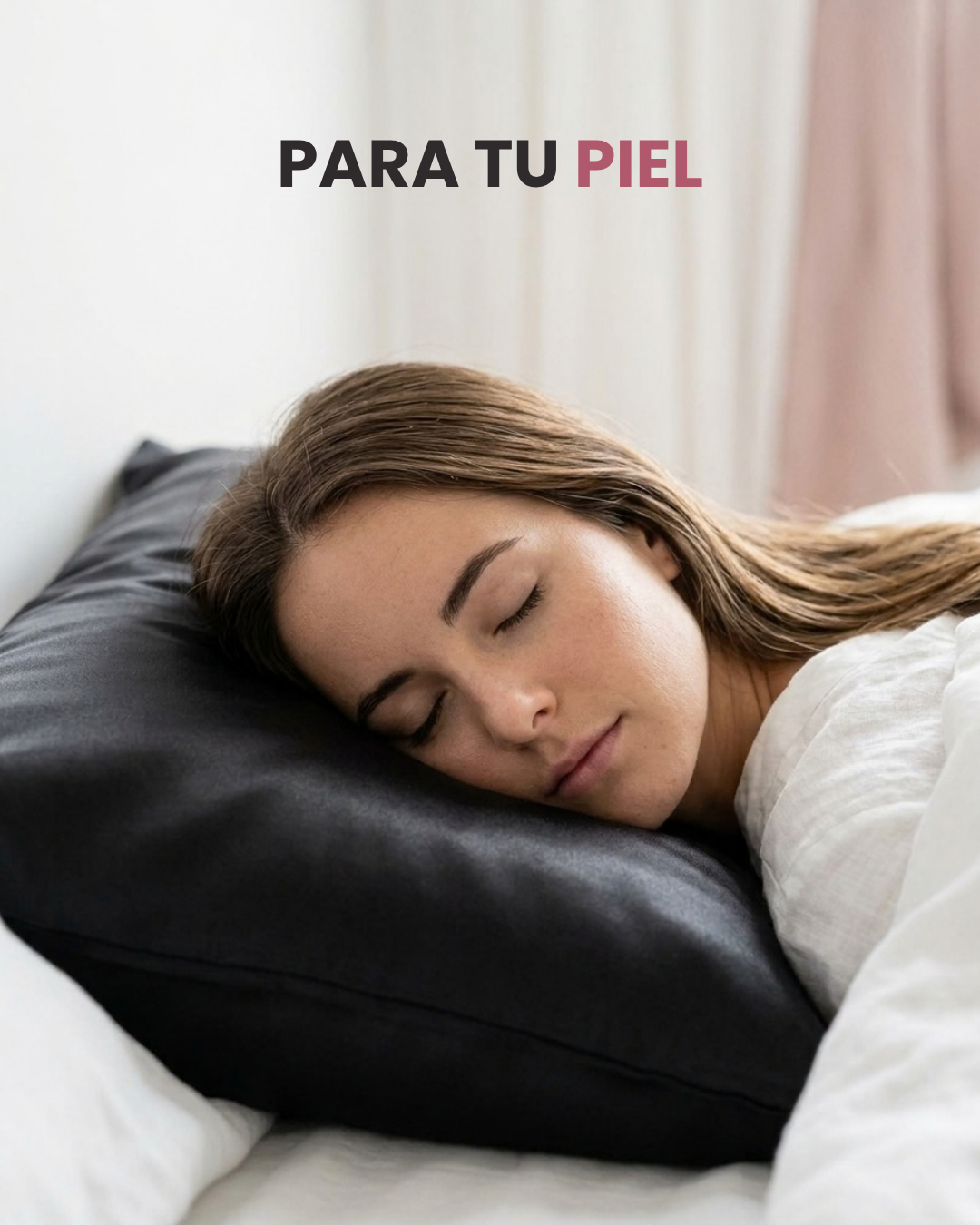 Mujer durmiendo con la mejilla apoyada en una funda de almohada de satén negra