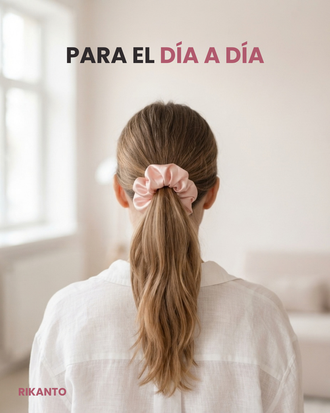 Mujer de espaldas con una coleta alta sujeta con un scrunchie de satén rosa