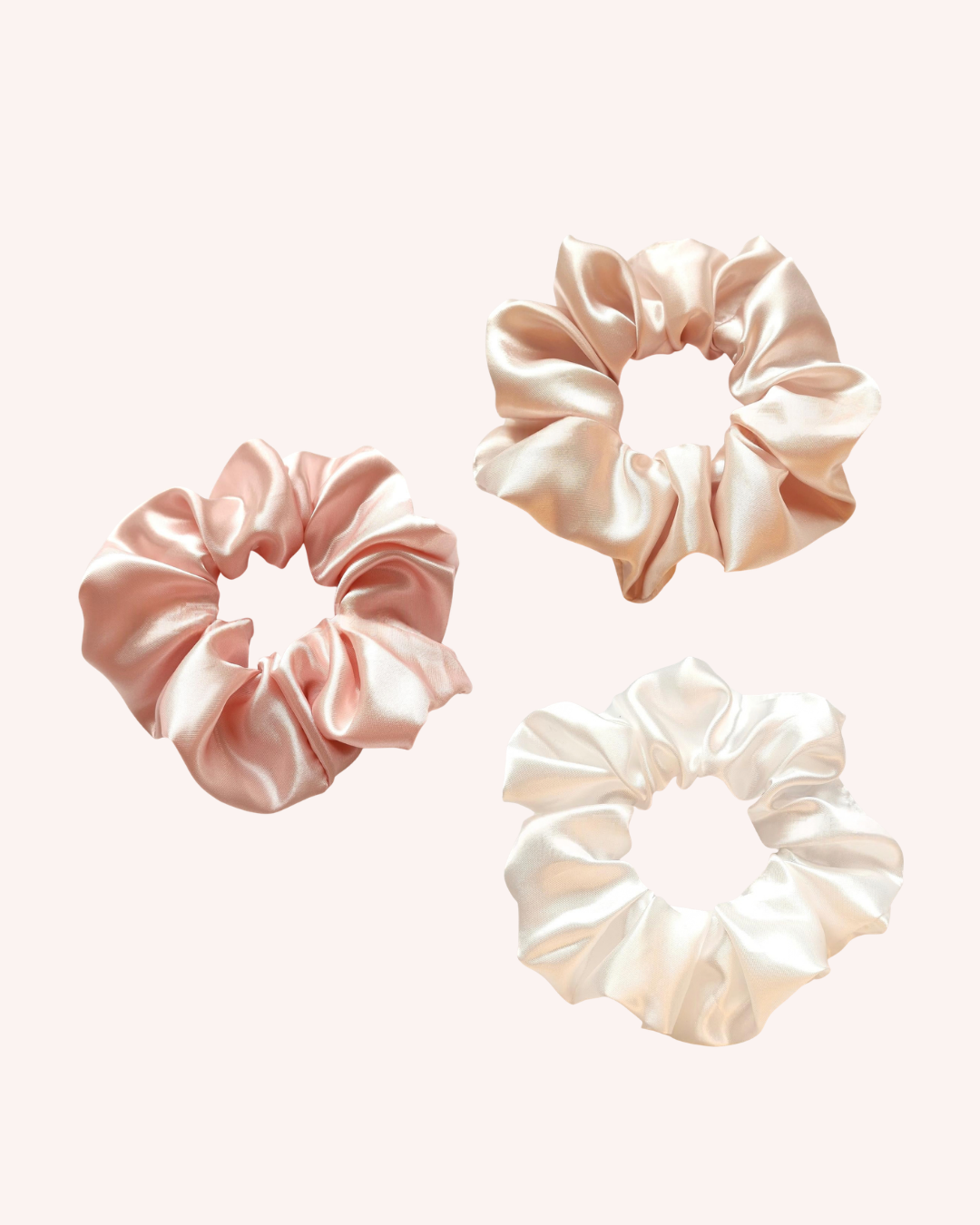Tres scrunchies de satén Beauty Sleep en rosa, champagne y blanco
